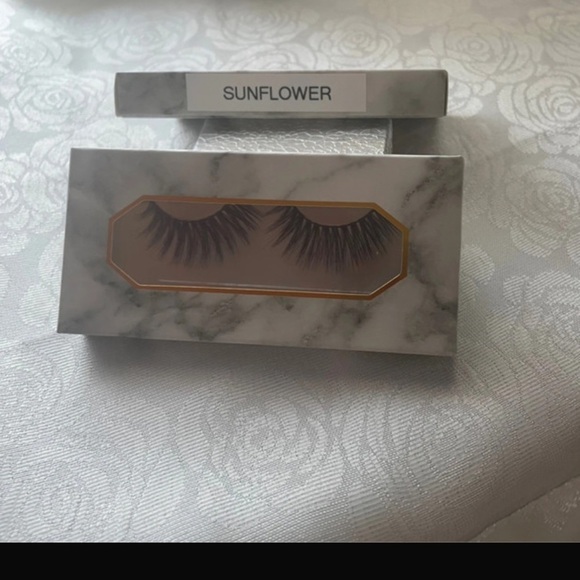 NWT Sunflower eyelashes 25mm it included lashes brush, tweezer - Picture 1 of 2